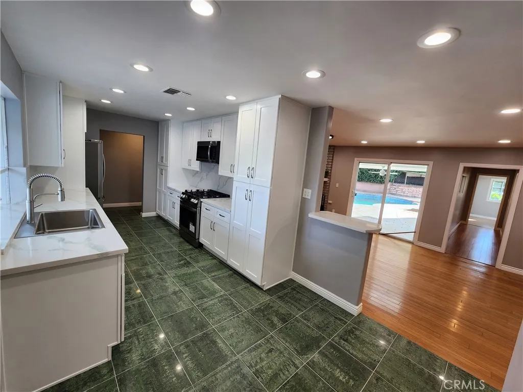 Additional image 12 of 22240 Burton, Canoga Park, CA 91304