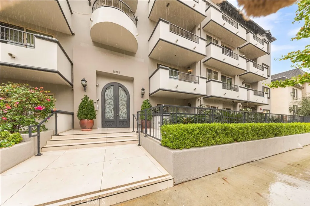 Additional image 3 of 11218 Camarillo Street Unit 404, Toluca Lake, CA 91602