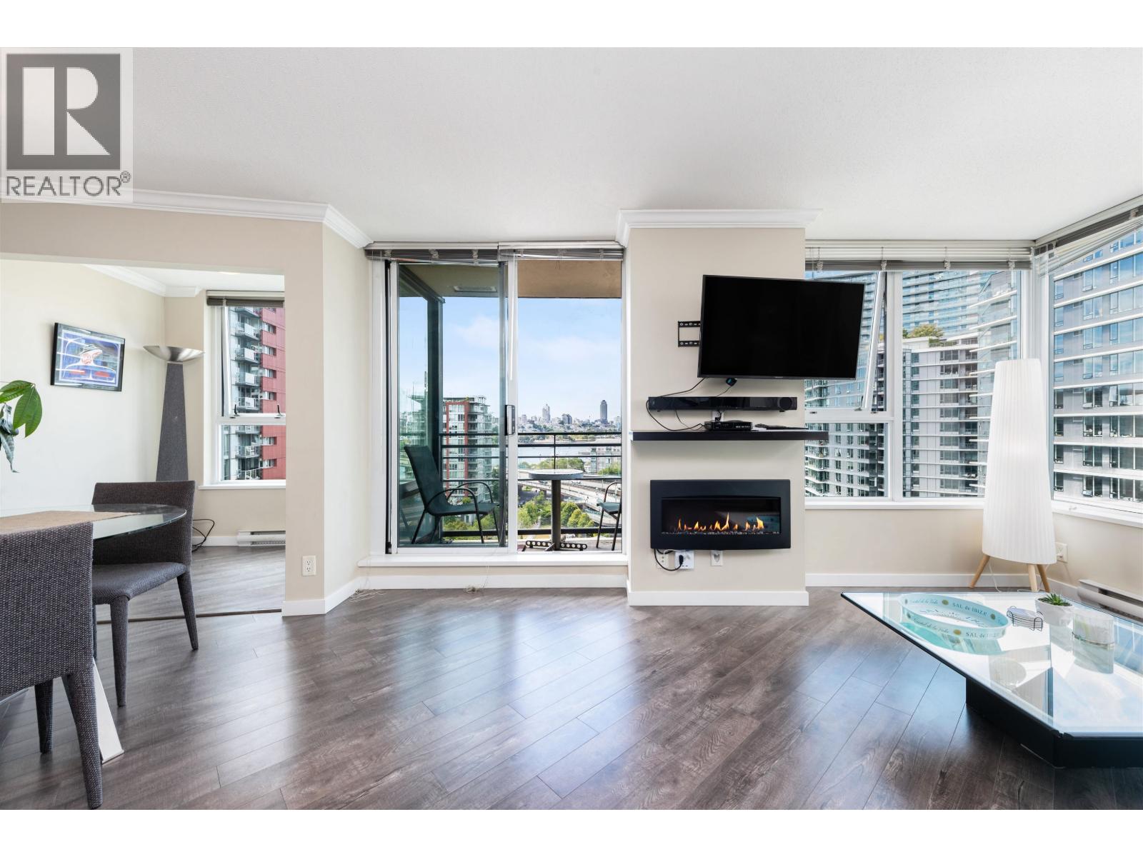 1606 33 SMITHE STREET|Vancouver, British Columbia V6B0B5