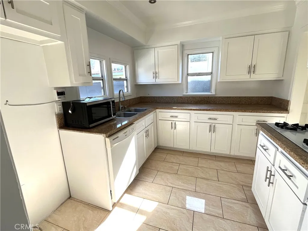 Additional image 24 of 2720 W 70th St, Los Angeles, CA 90043