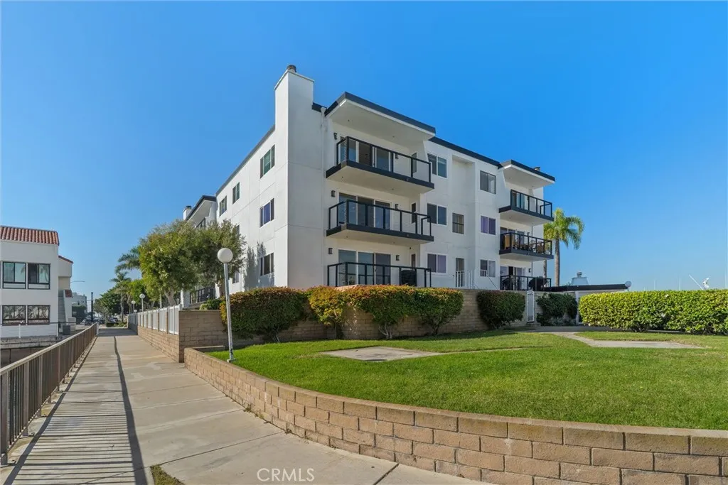 Additional image 3 of 2872 Coast Cir Unit 303, Huntington Beach, CA 92649
