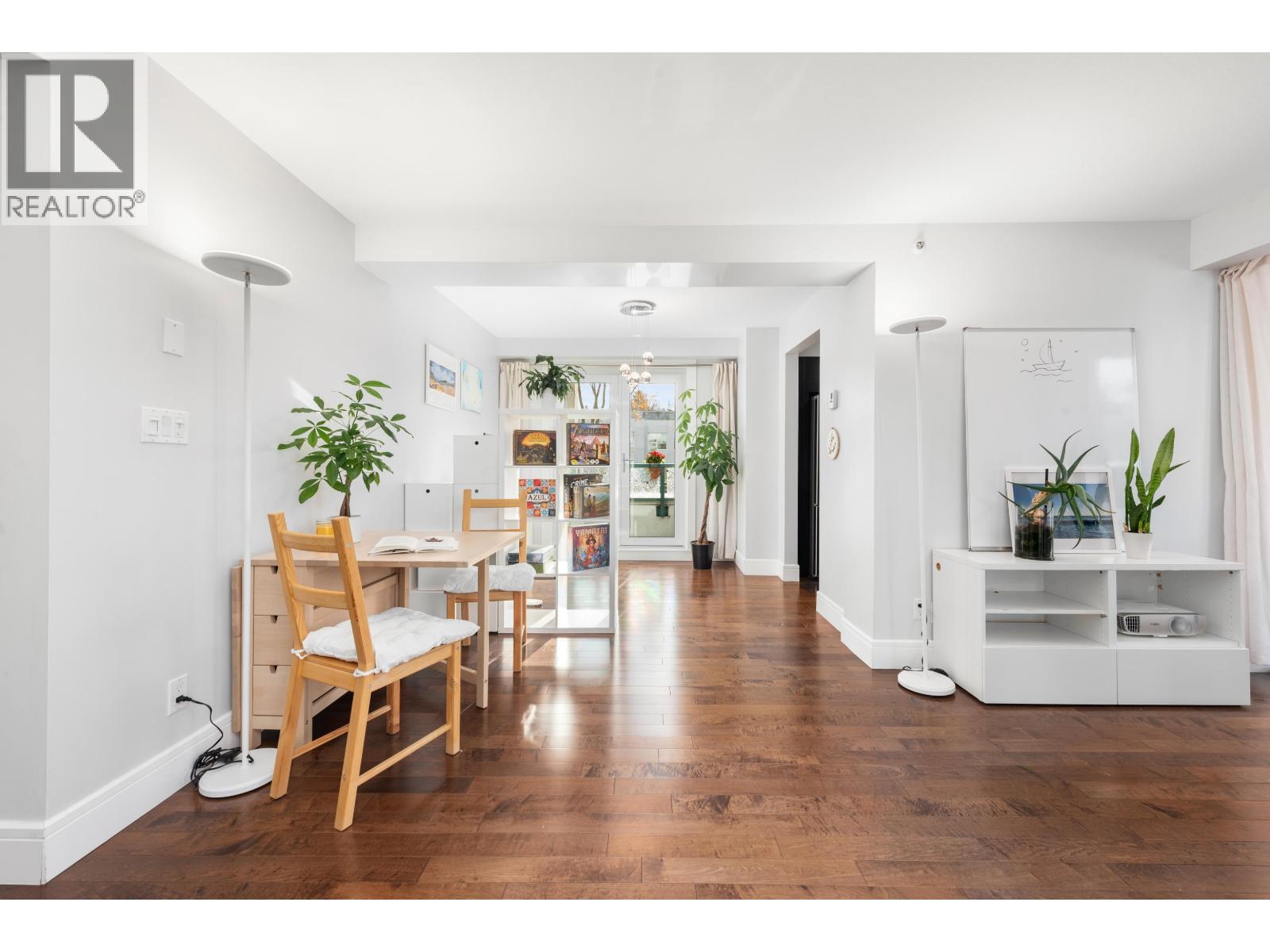 206 2988 ALDER STREET|Vancouver, British Columbia V6H4C3