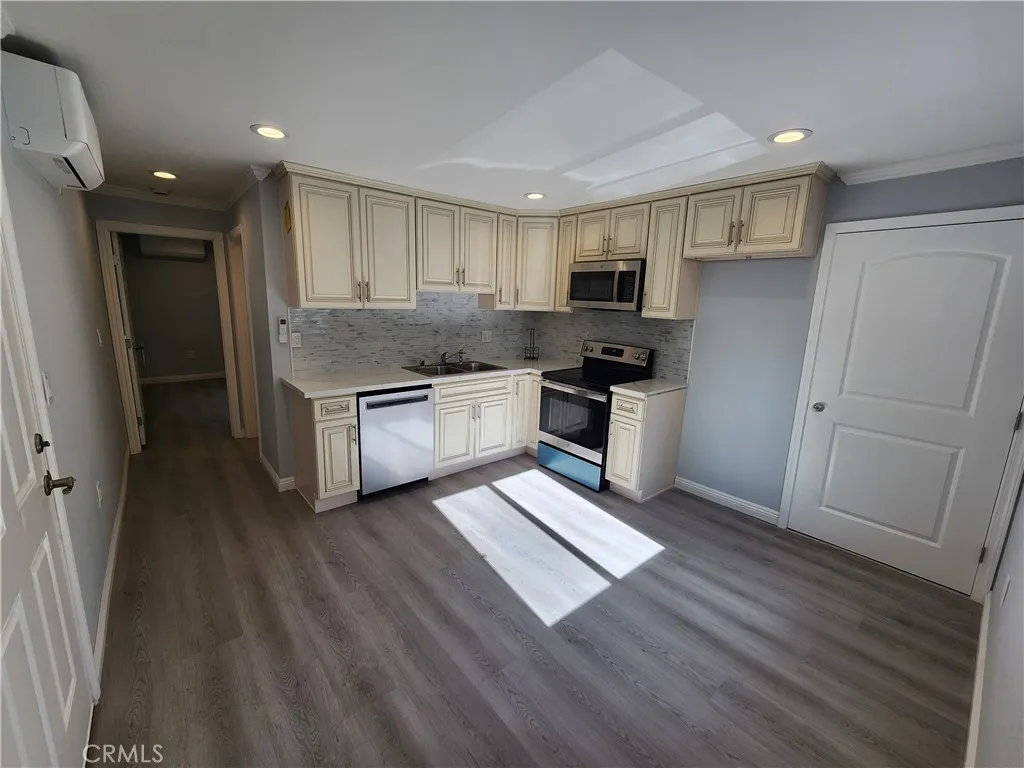 Additional image 18 of 21217 De La Guerra Street Unit B, Woodland Hills, CA 91364