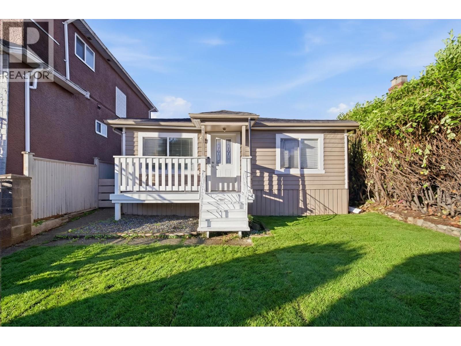 4533 KNIGHT STREET|Vancouver, British Columbia V5N3M8