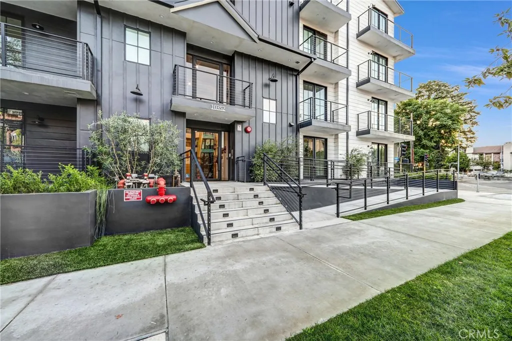 Additional image 50 of 10352 Riverside Drive Unit 102A, Toluca Lake, CA 91602