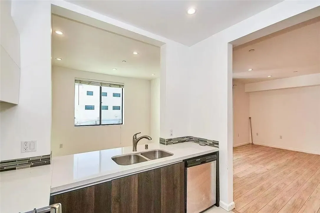 Additional image 30 of 137 W 6th St Unit 204, Long Beach, CA 90802