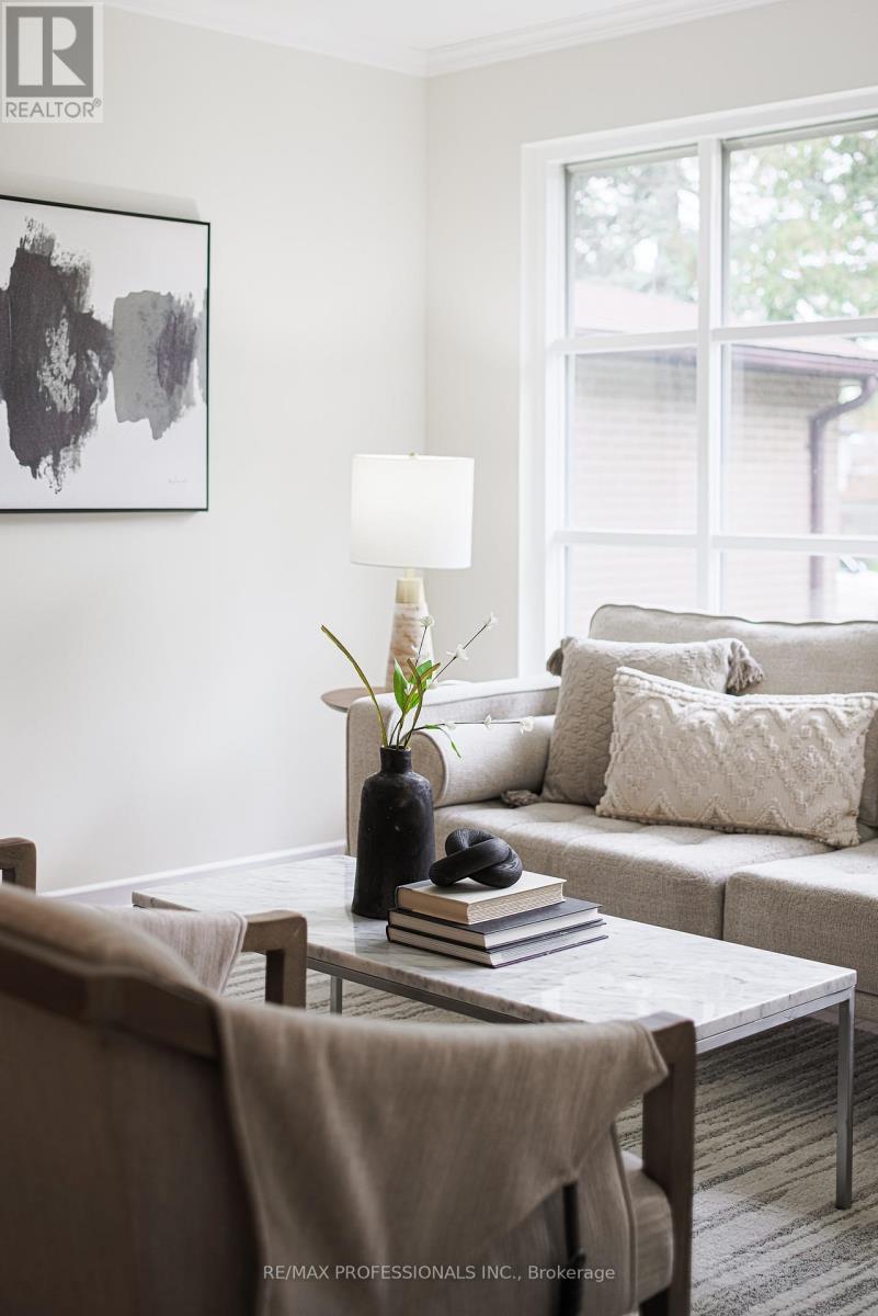 9 DONALBAIN CRESCENT|Markham (Royal Orchard), Ontario L3T3S3