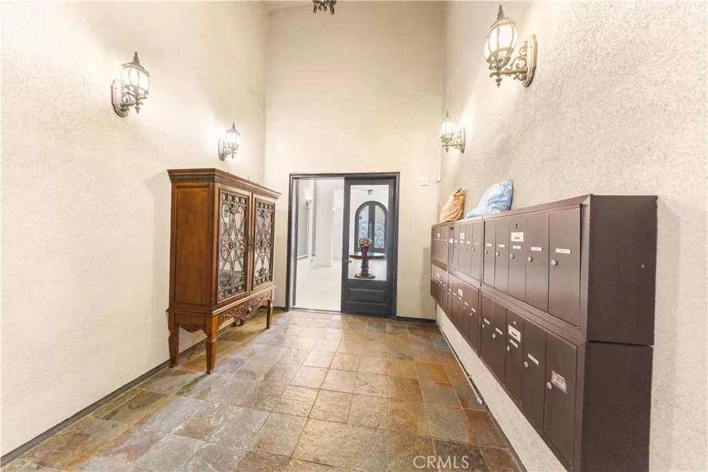 Additional image 7 of 11218 Camarillo Street Unit 404, Toluca Lake, CA 91602