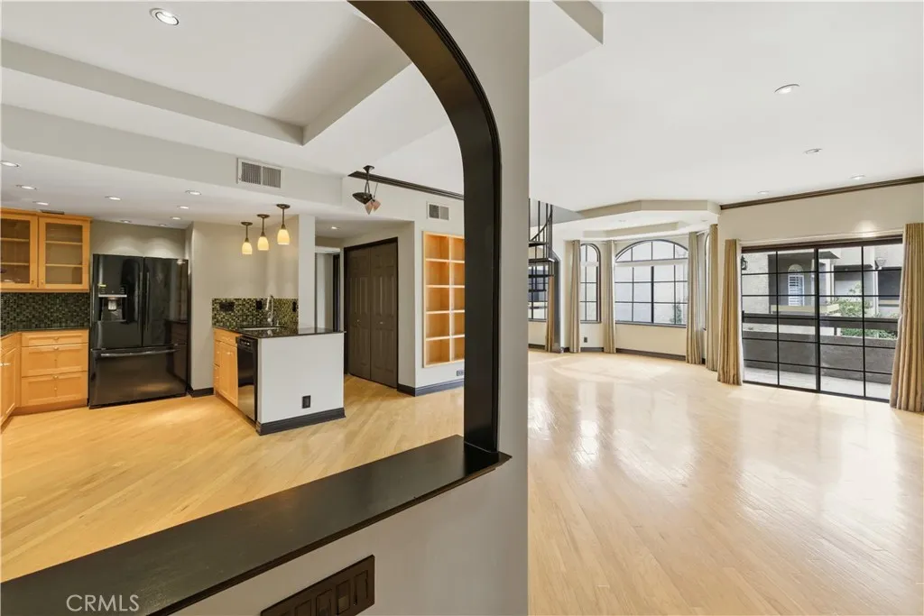 Additional image 3 of 14960 Dickens Street Unit 303, Sherman Oaks, CA 91403