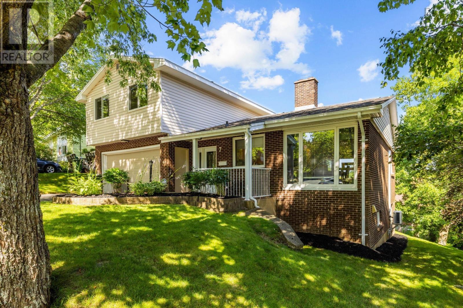 7 Benview Drive|Dartmouth, Nova Scotia B2Y1W4