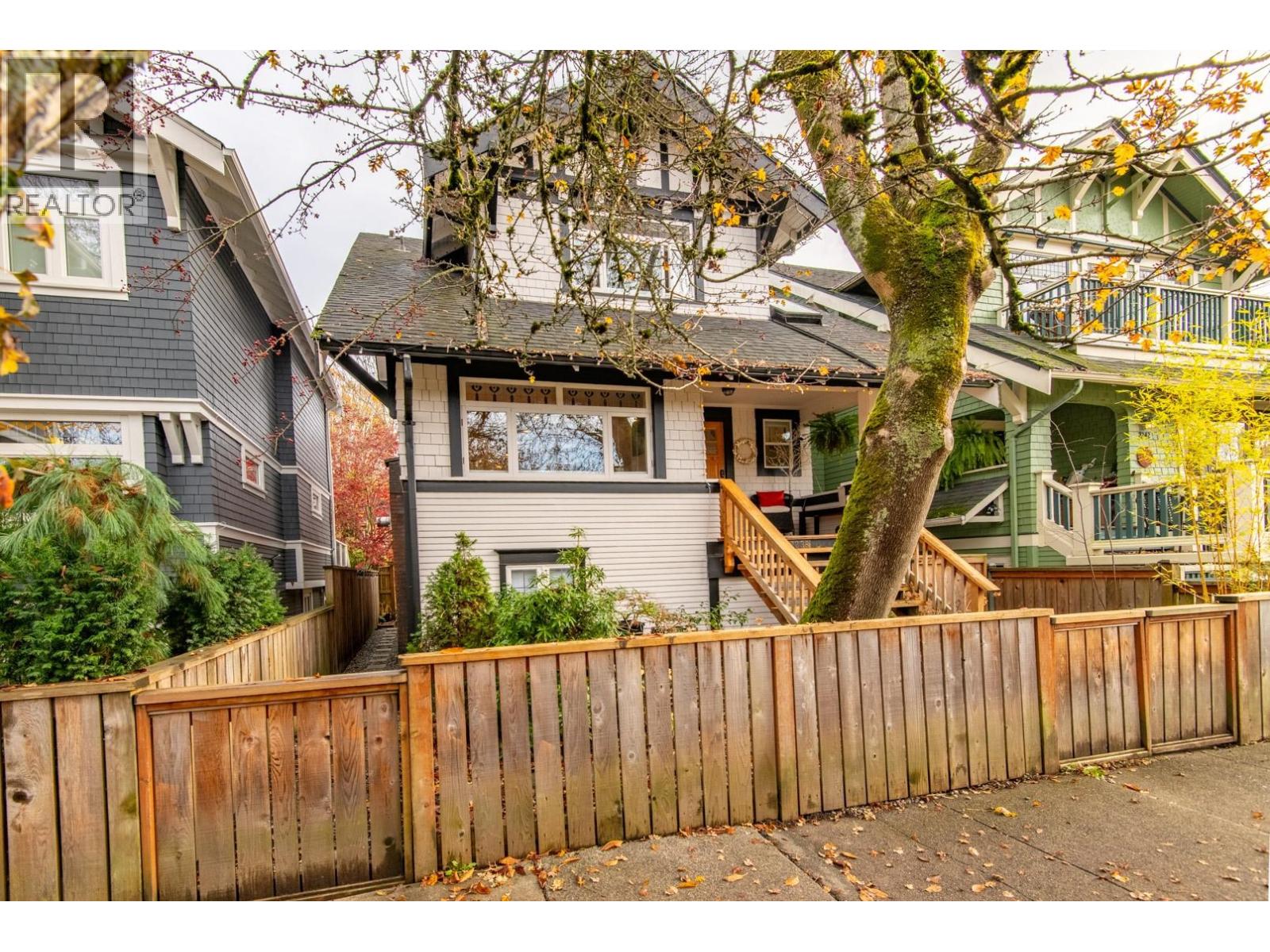 2238 STEPHENS STREET|Vancouver, British Columbia V6K3W6