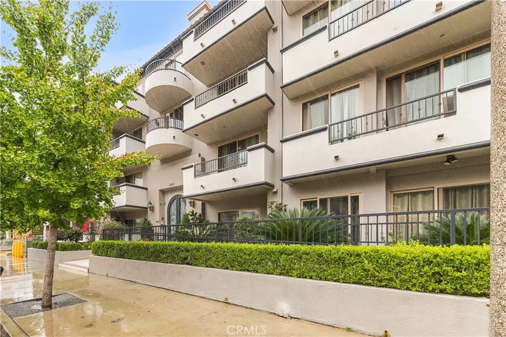 Additional image 4 of 11218 Camarillo Street Unit 404, Toluca Lake, CA 91602