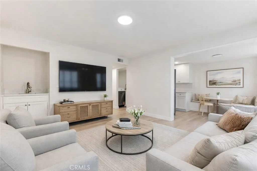 Additional image 20 of 18423 Collins Street Unit A, Tarzana, CA 91356