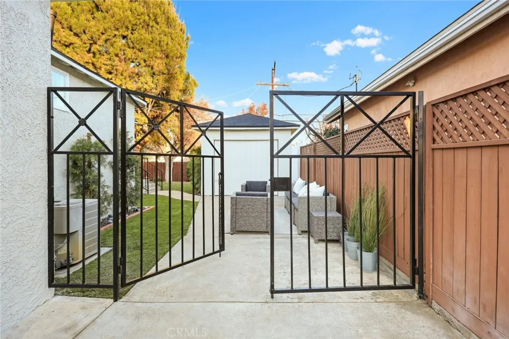 Additional image 90 of 5052 Newcastle, Encino, CA 91316