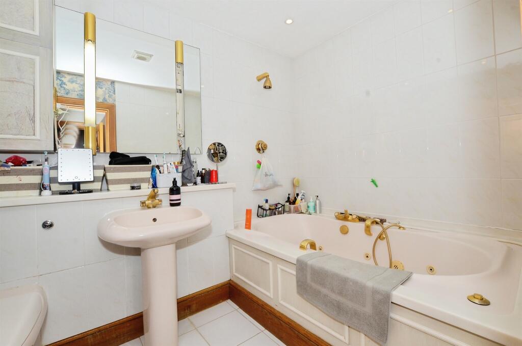 Additional image 11 of West Common Close, Harpenden