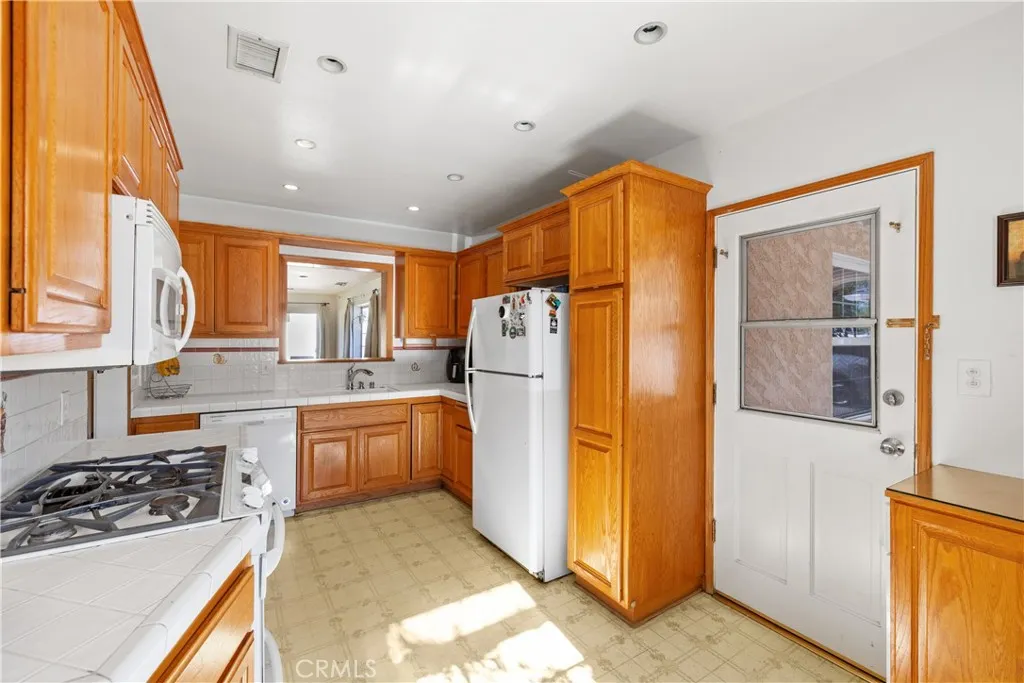 Additional image 35 of 17419 Leadwell, Lake Balboa, CA 91406