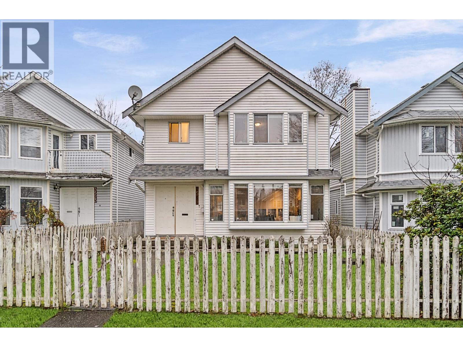 3529 NAPIER STREET|Vancouver, British Columbia V5K2X8