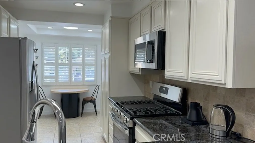 Additional image 15 of 18326 Collins Street Unit F, Tarzana, CA 91356