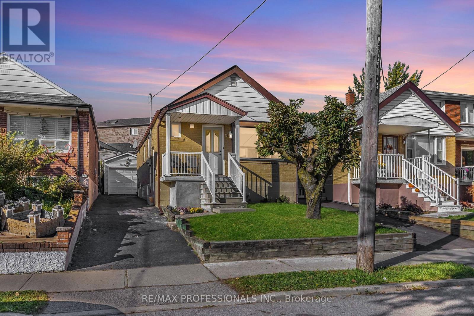 54 HOLMESDALE CRESCENT|Toronto (Caledonia-Fairbank), Ontario M6E1Y5