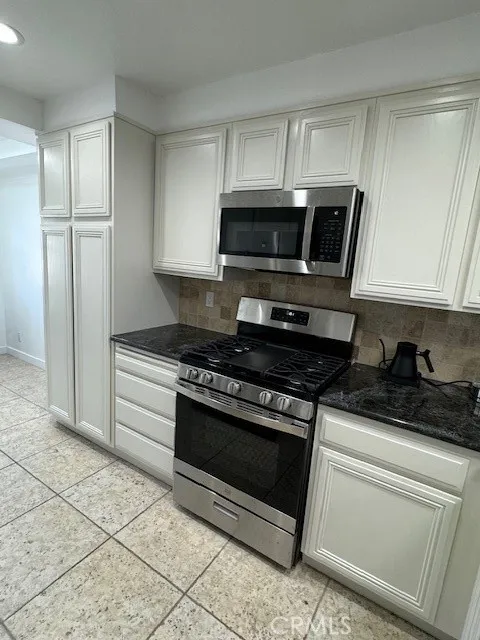 Additional image 45 of 18326 Collins Street Unit F, Tarzana, CA 91356