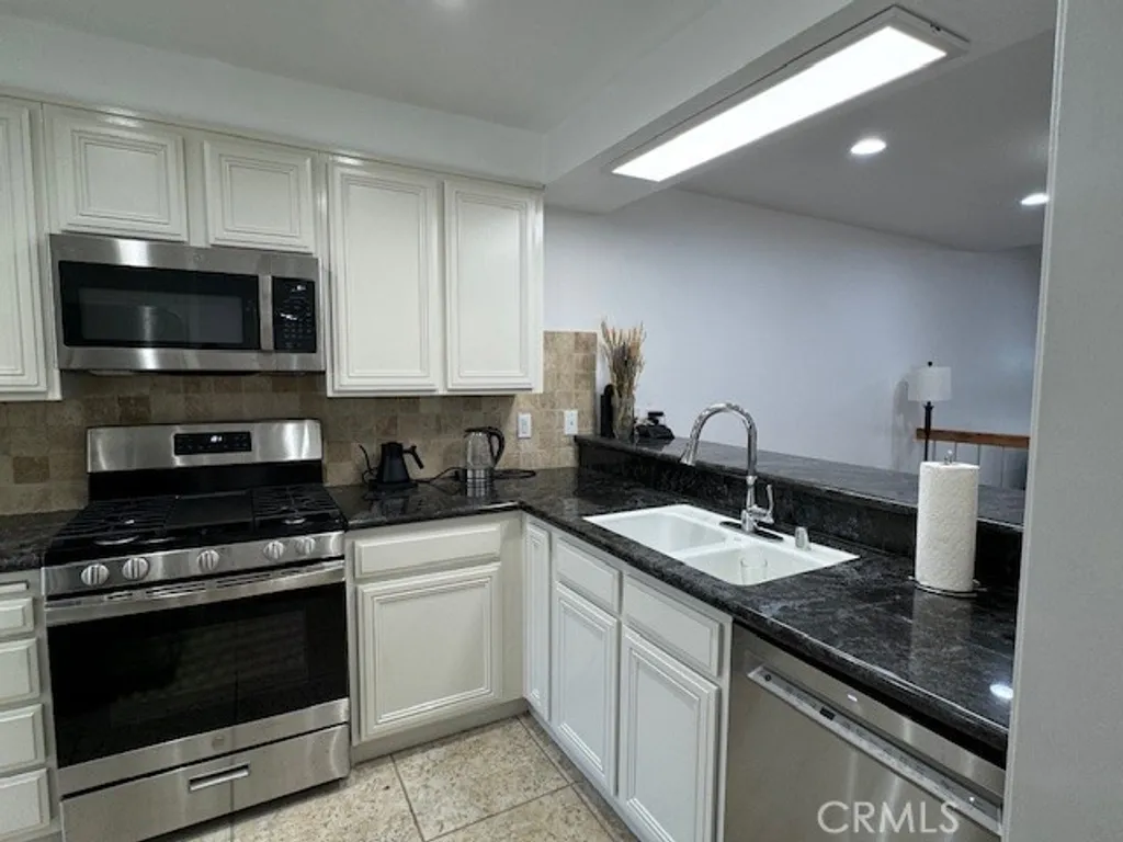 Additional image 13 of 18326 Collins Street Unit F, Tarzana, CA 91356