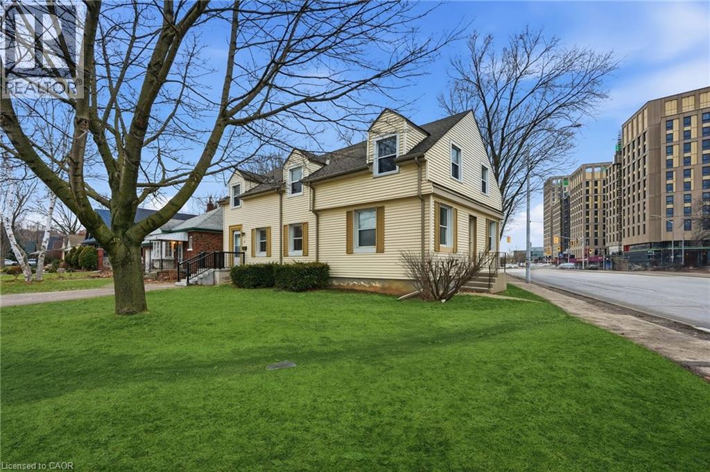 2 GARY Avenue|Hamilton, Ontario L8S1Y3