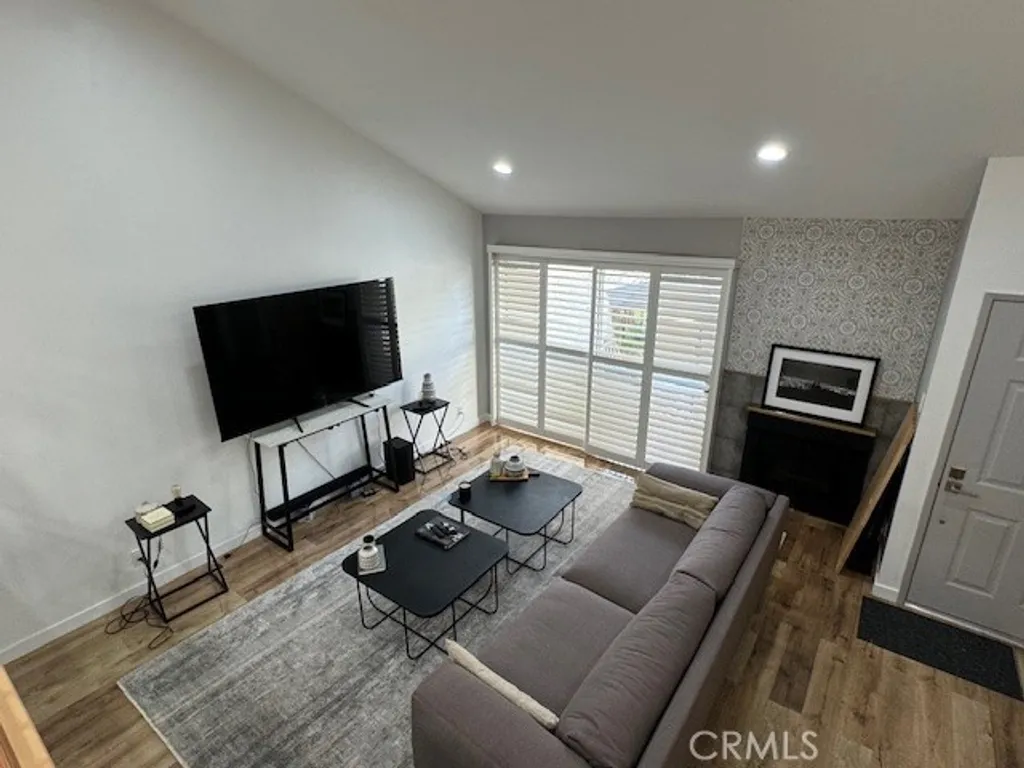 Additional image 5 of 18326 Collins Street Unit F, Tarzana, CA 91356