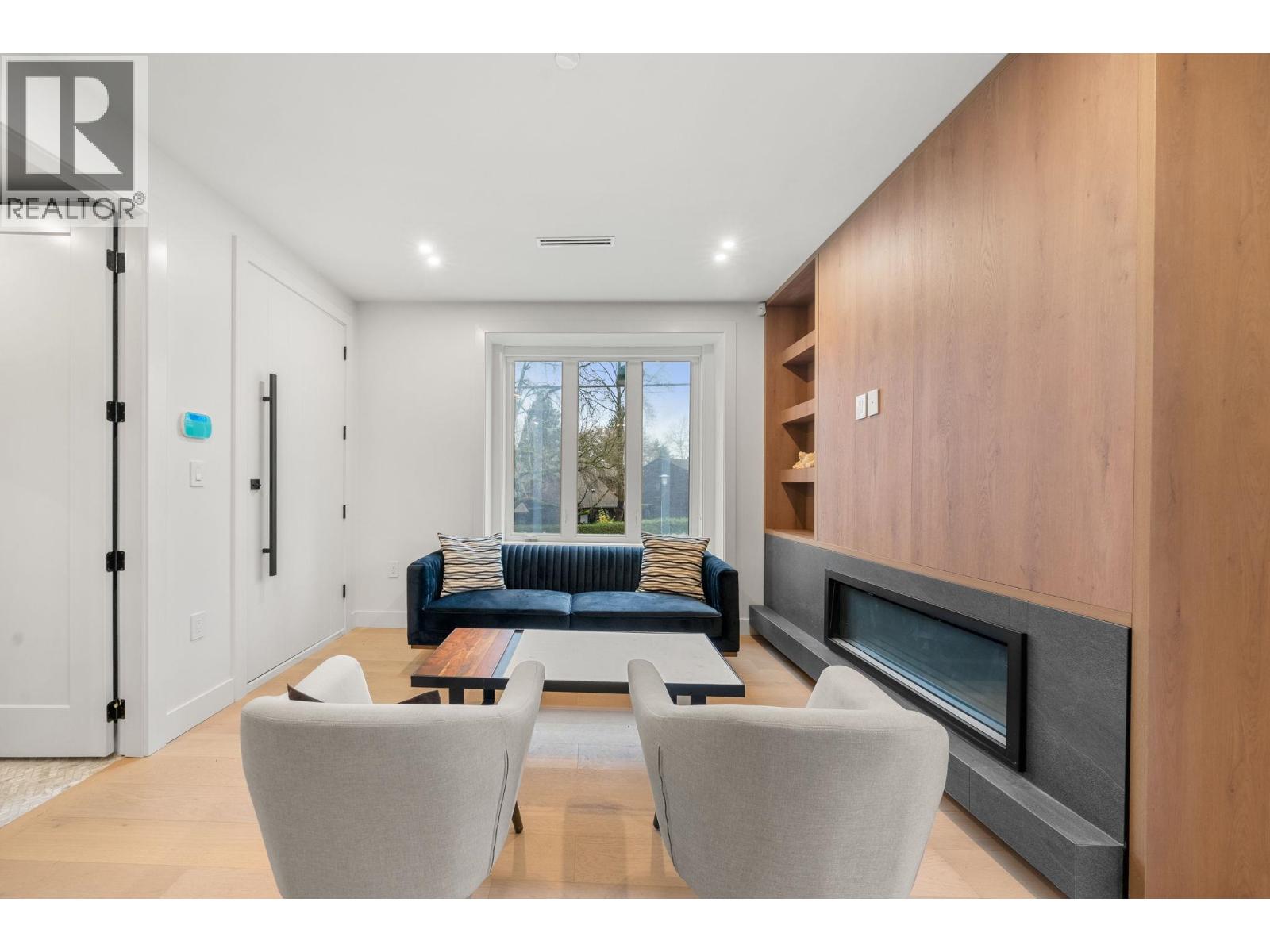 3483 ADANAC STREET|Vancouver, British Columbia V5K4P4