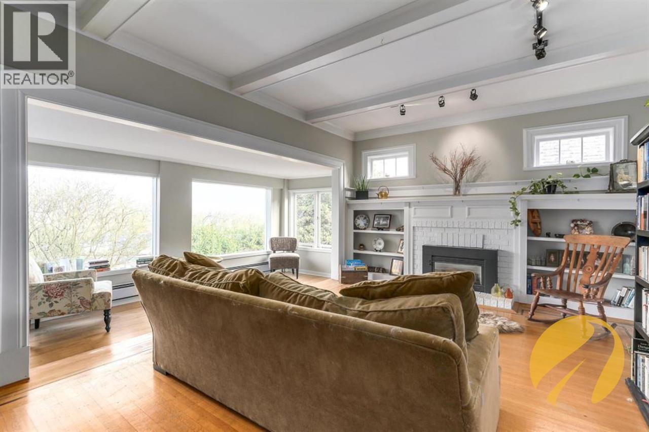 3868 W 10 AVENUE|Vancouver, British Columbia V6R2G7