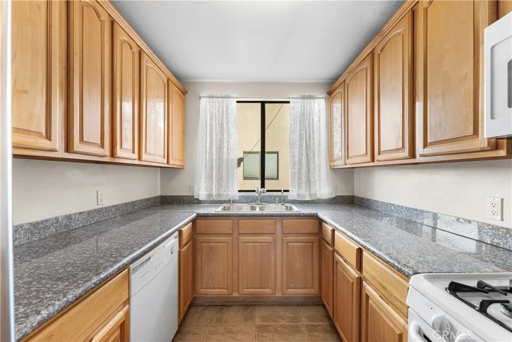 Additional image 65 of 21054 Parthenia Unit 11, Canoga Park, CA 91304