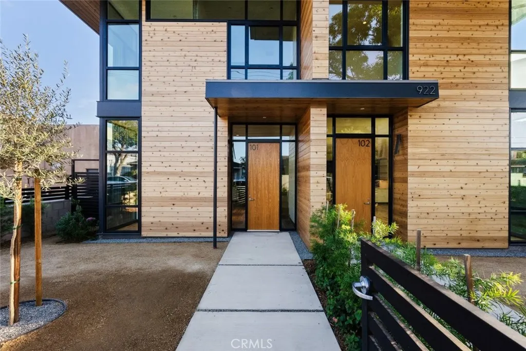 Additional image 2 of 922 W Clark Avenue Unit 201, Burbank, CA 91506