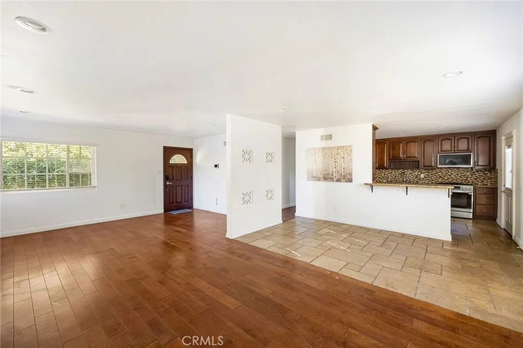 Additional image 4 of 7044 White Oak Ave, Van Nuys, CA 91406