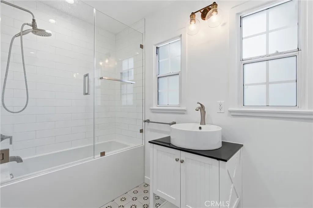 Additional image 13 of 17546 Kittridge, Lake Balboa, CA 91406