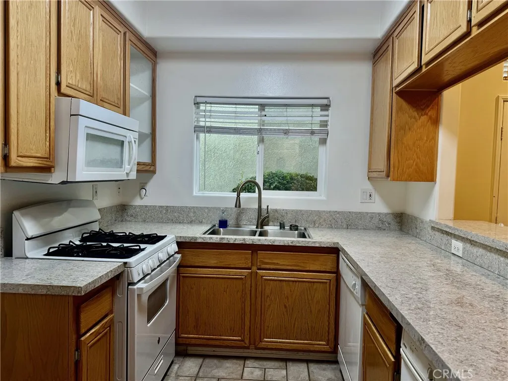 Additional image 32 of 18930 Sherman Way Unit 17, Reseda, CA 91335