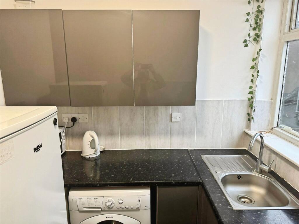 Additional image 3 of High Street, Cradley Heath, West Midlands, B64