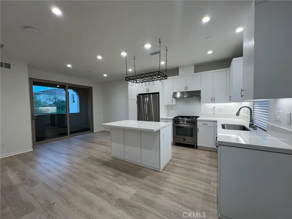 120 Trailing Comet, Irvine, CA 92618 photo 2