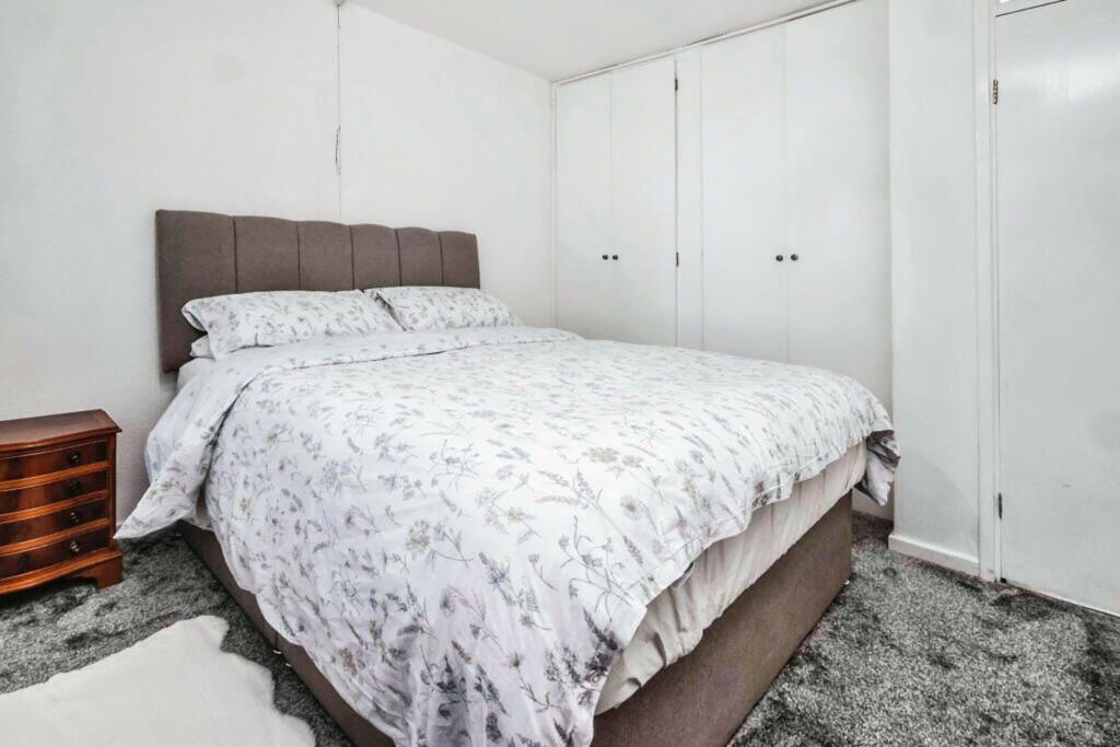 Room 2, Tyndall Walk, Woodgate, B32 3UN