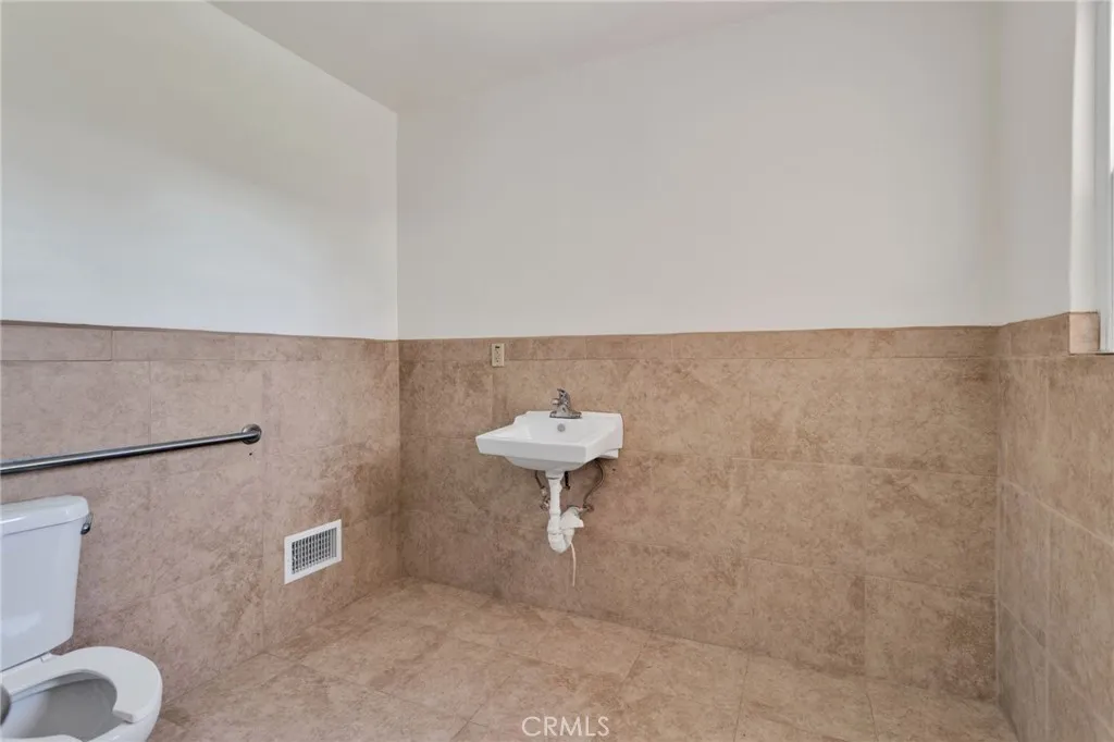 Additional image 17 of 943 W Holt Boulevard, Ontario, CA 91762