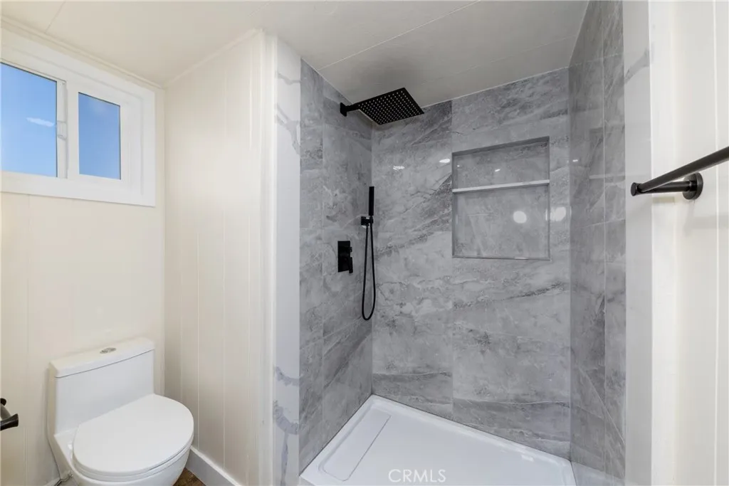 Additional image 27 of 65 Round table Unit 65, Riverside, CA 92507