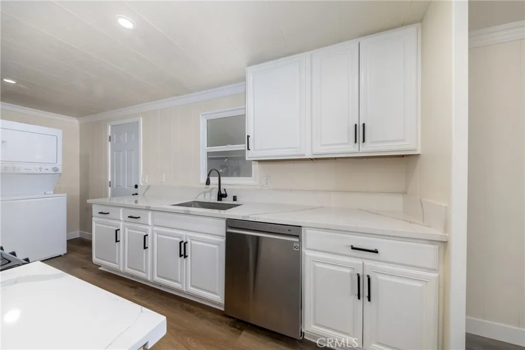 Additional image 50 of 65 Round table Unit 65, Riverside, CA 92507