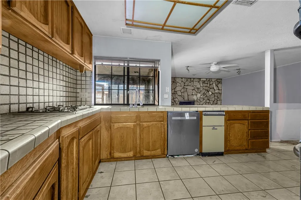 Additional image 10 of 42944 Beau Ville Court, Lancaster, CA 93536