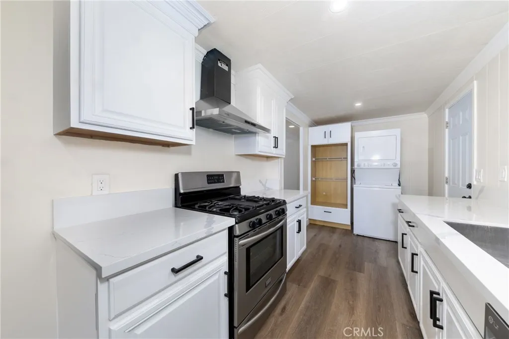 Additional image 51 of 65 Round table Unit 65, Riverside, CA 92507