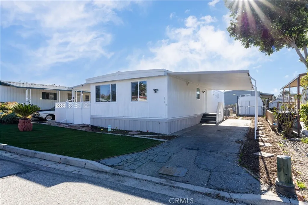 Additional image 37 of 65 Round table Unit 65, Riverside, CA 92507