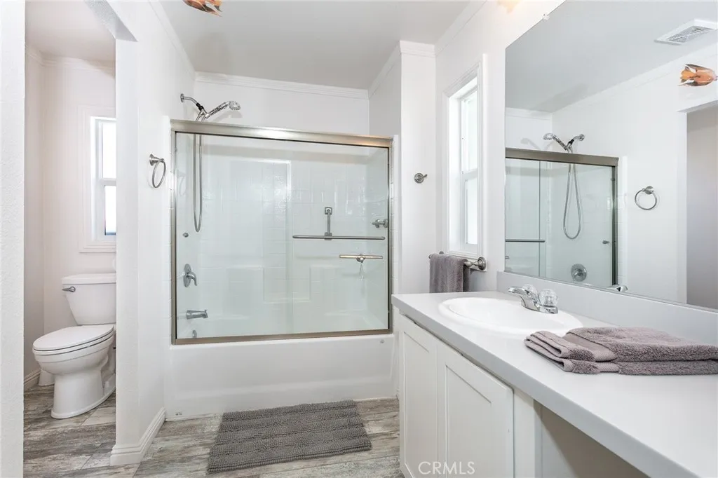 Additional image 38 of 18 Portola, San Fernando, CA 91345