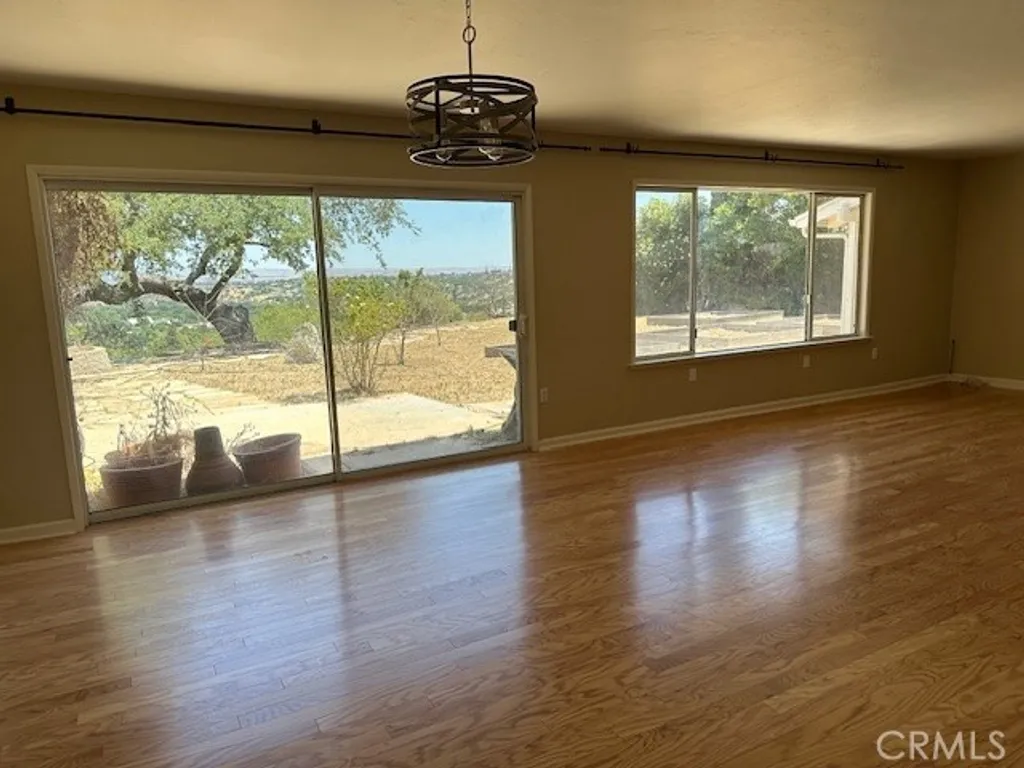 Additional image 2 of 215 Hilltop Dr, Paso Robles, CA 93446