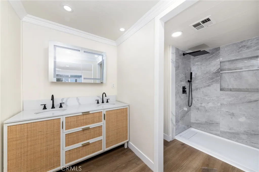 Additional image 25 of 65 Round table Unit 65, Riverside, CA 92507