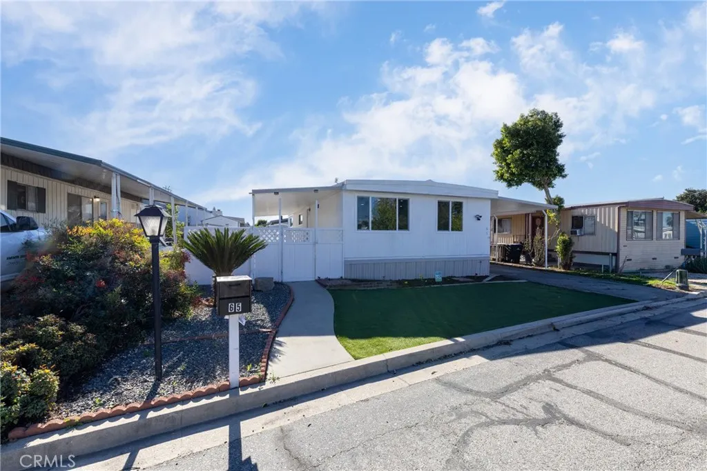 Additional image 39 of 65 Round table Unit 65, Riverside, CA 92507