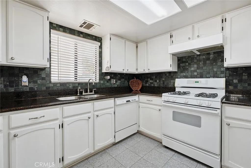 Additional image 10 of 14325 Foothill Boulevard Unit 34, Sylmar, CA 91342