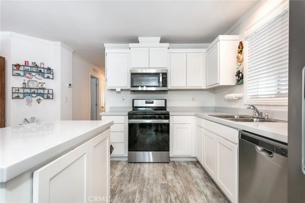 Additional image 27 of 18 Portola, San Fernando, CA 91345