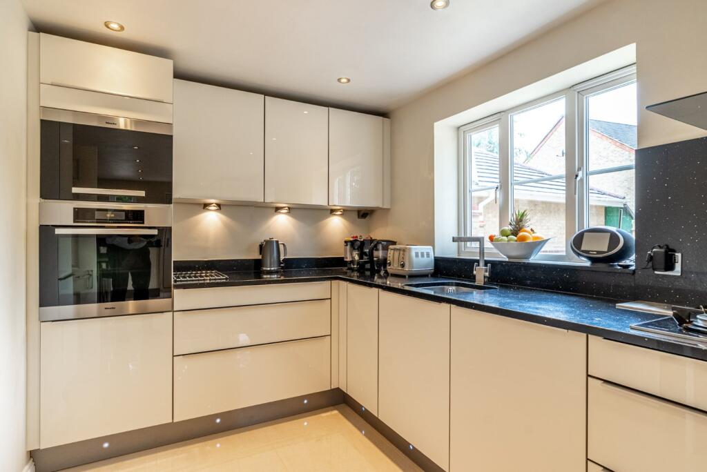 Additional image 9 of St. Barts Close, St. Albans, Hertfordshire, AL4